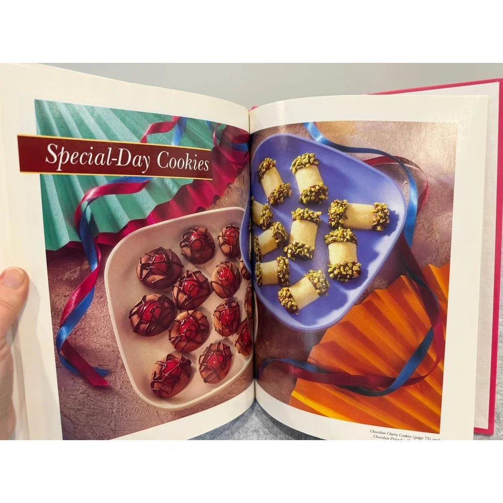 1993 Tupperware Chocolate Lover's Cookies cookbook - Hardcover
